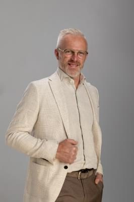 A. van den Dikkenberg